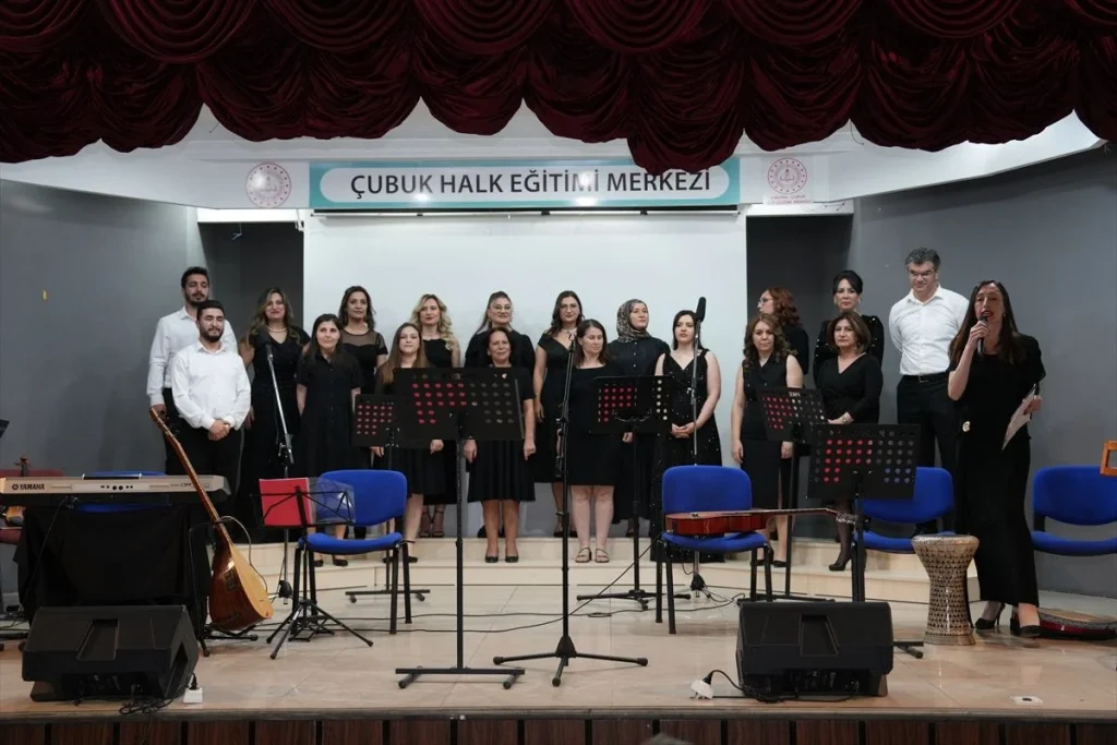 Ankara'da "Öğretmenler Korosu" konser verdi