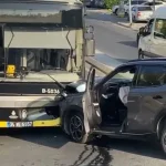 Motosikletliye çarpmamak isterken İETT otobüsüne çarptı: 1 yaralı