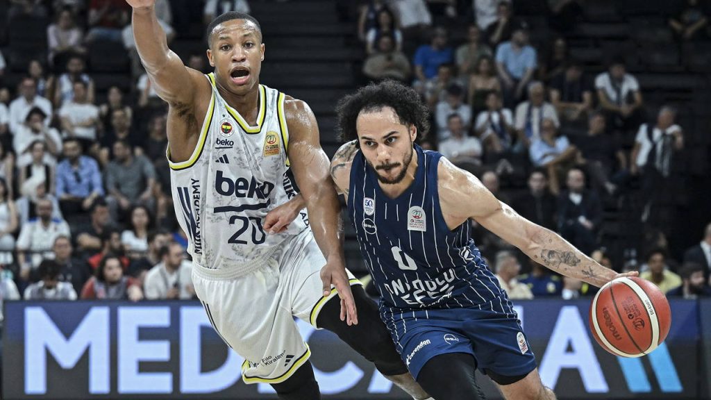 Anadolu Efes, Fenerbahçe Beko karşısında seriye tutundu