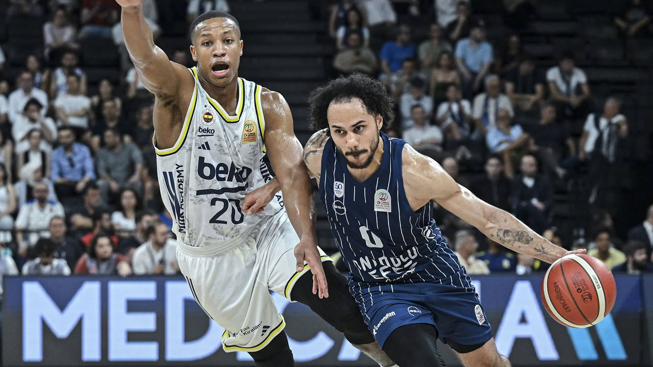 Anadolu Efes, Fenerbahçe Beko karşısında seriye tutundu