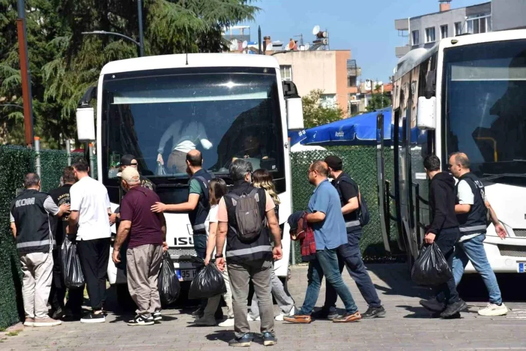Ege Üniversitesi'ndeki yolsuzluk operasyonunda 41 şüpheli adliyede