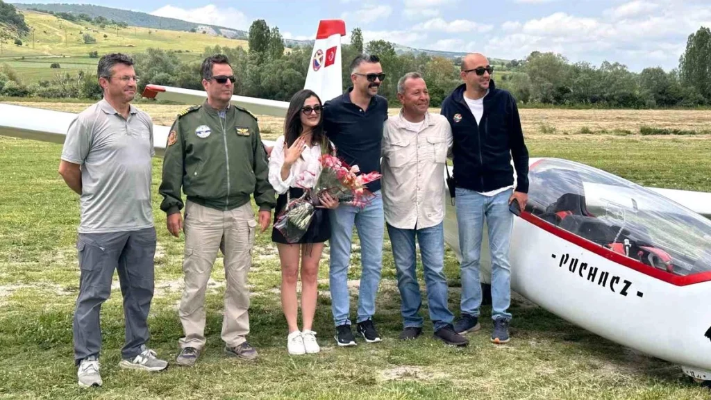 Gökyüzünde telsizle evlilik teklifi: Planörler yan yana geldi, o anlar nefes kesti