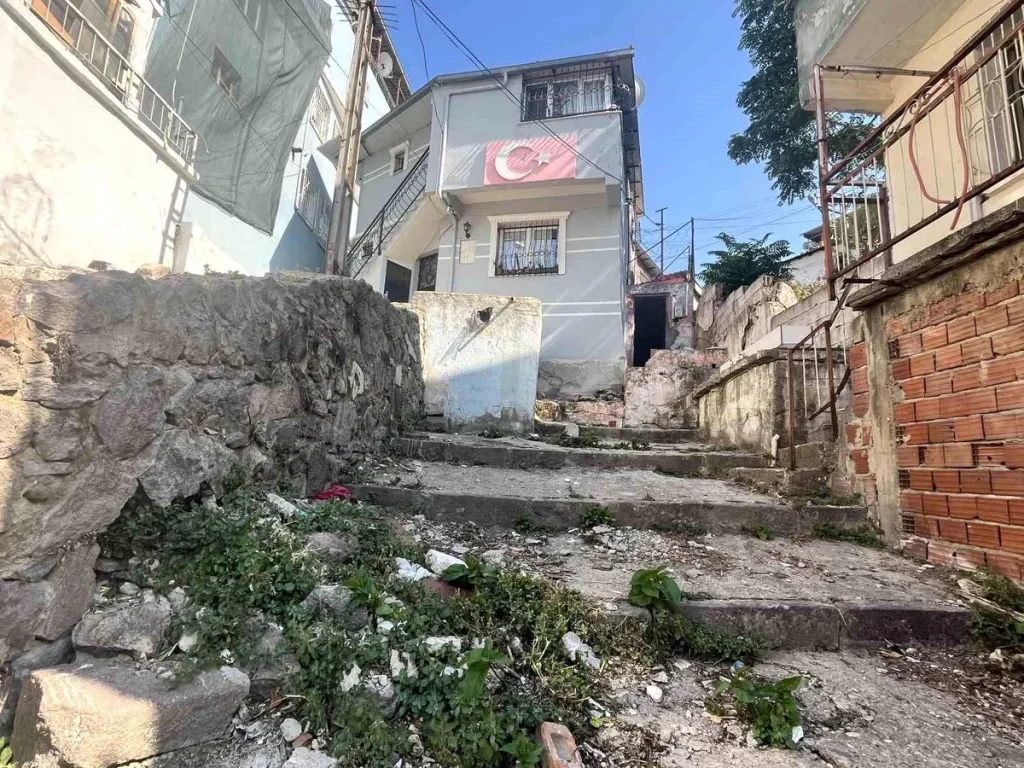 İzmir’de eski koca dehşeti: Kezzap attığı eski karısı öldü, kızı ise yaşam savaşında