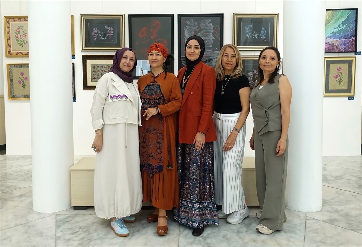 İzmir’de farklı tekniklerin kullanıldığı ebru sergisi açıldı