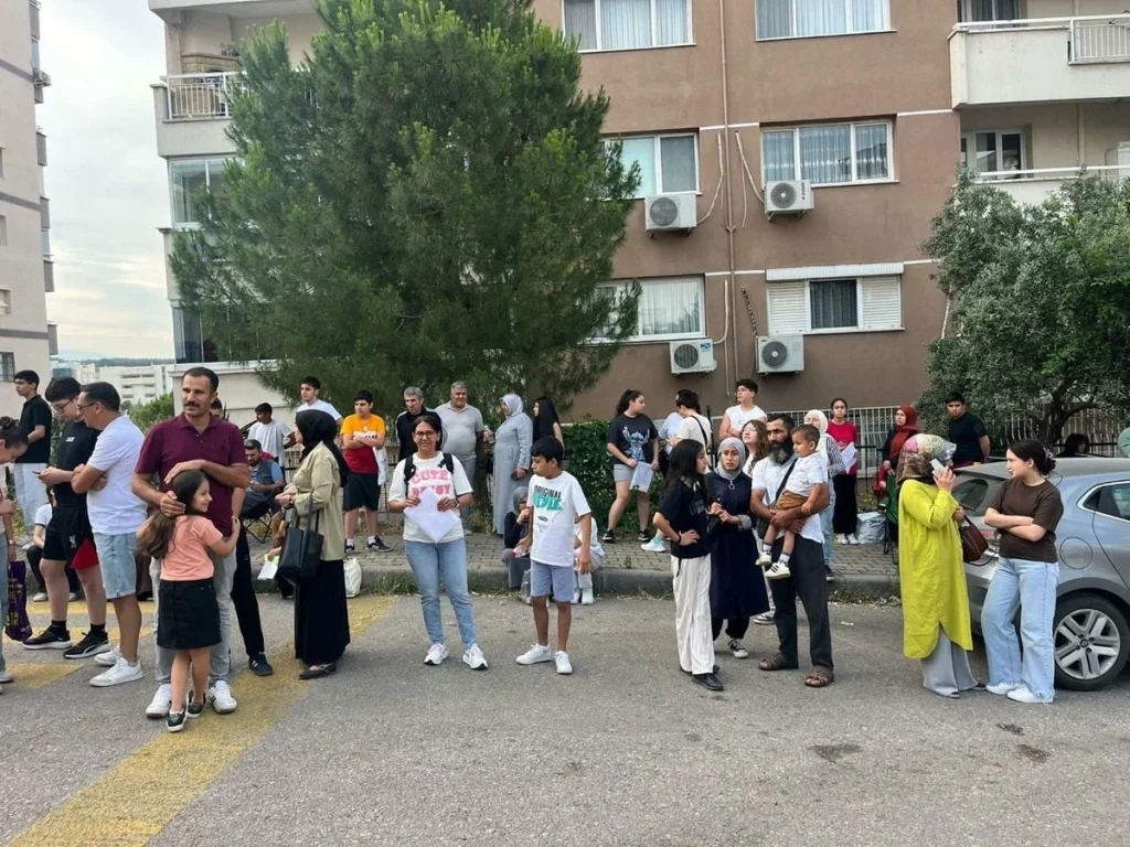 Milyonlarca öğrenci LGS'de ter döktü: Veliler okul önlerinde heyecanla bekledi