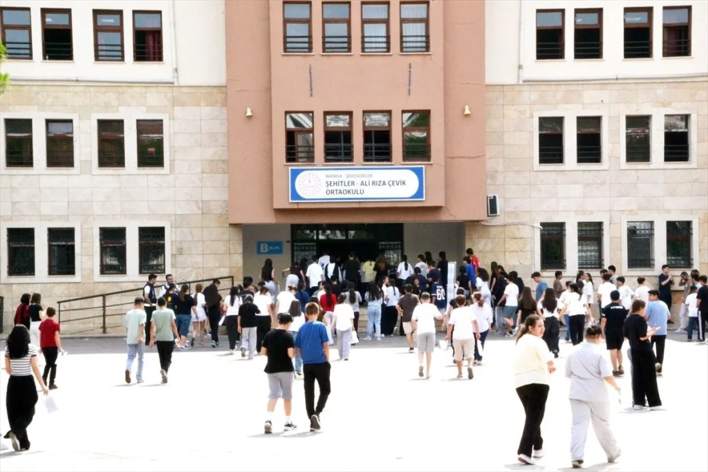 İzmir, Manisa ve Denizli'de LGS heyecanı