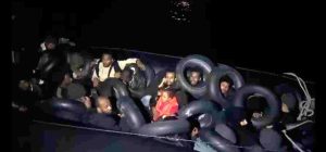 Karaburun açıklarında sürüklenen lastik bottaki 31 göçmen kurtarıldı