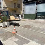 Otomobilinin pedallarını karıştıran sürücü dükkana daldı, içerdeki çalışan ezilmekten son anda kurtuldu