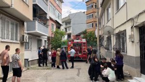 Apartmandan yükselen duman mahalleliyi sokağa döktü