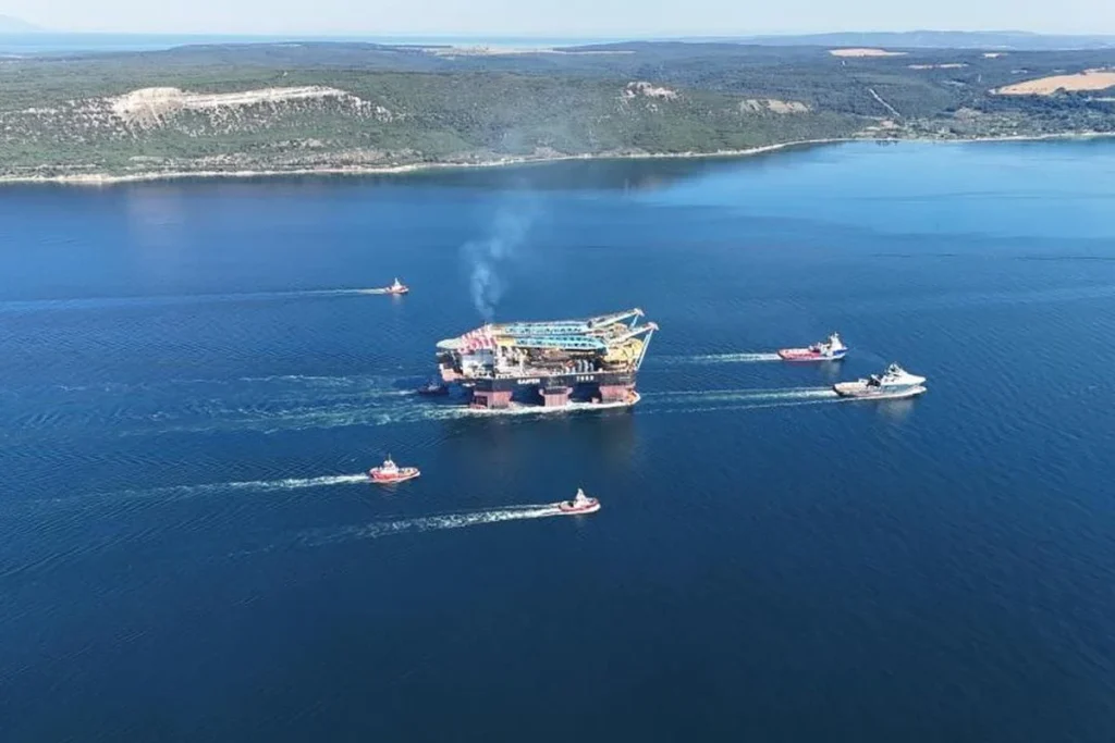 Dünyanın 3'üncü büyük ağır kaldırma vinci Çanakkale Boğazı'ndan geçti