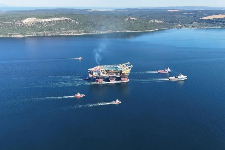 Dünyanın 3'üncü büyük ağır kaldırma vinci Çanakkale Boğazı'ndan geçti