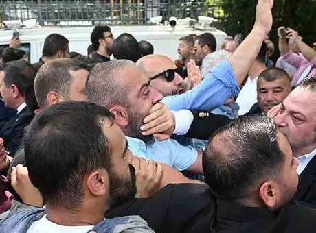 TBMM önünde CHP’liler arasında arbede