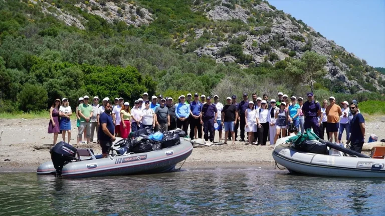 Urla'daki koylar gönüllülerce temizlendi