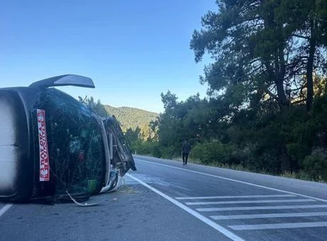 Antalya’da feci kaza! Tur otobüsü ile otomobil çarpıştı: Ölü ve yaralılar var