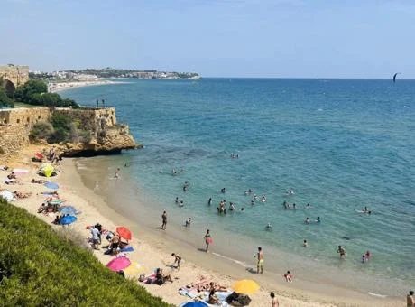 Plajda kumların üzerinde uyuyordu… Sabah yapılan temizlik can aldı!