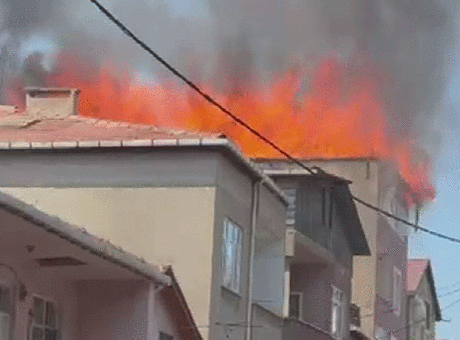 Pendik’te çatıda başlayan alevler kısa sürede binayı sardı: 1 işçi yaralı