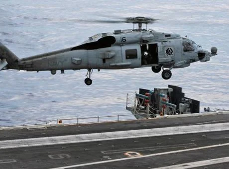 ABD helikopteri Umman Denizi’ne acil iniş yaptı! 1 mürettebat kayıp