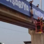 Kocaeli'de dehşete düşüren görüntü! Üst geçitte yarı çıplak halde asılı bulundu