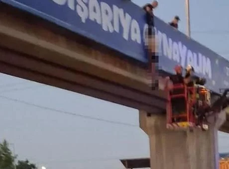 Kocaeli’de dehşete düşüren görüntü! Üst geçitte yarı çıplak halde asılı bulundu