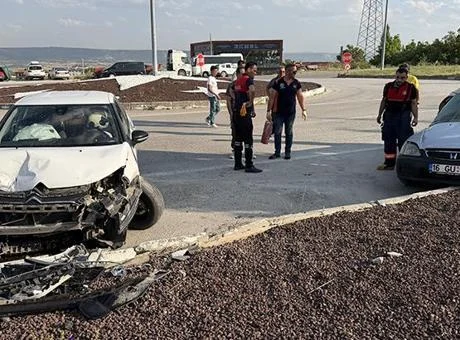 Kütahya’da otomobiller çarpıştı: 2 kişi yaralandı