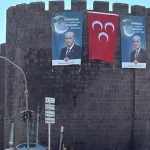 Diyarbakır surlarında Bahçeli'nin dev posteri asıldı: Kardeşlik Kalbimizde, Gelecek Aklımızda
