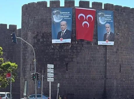 Diyarbakır surlarında Bahçeli’nin dev posteri asıldı: Kardeşlik Kalbimizde, Gelecek Aklımızda