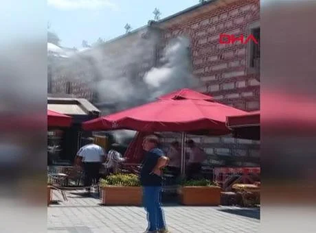 Mısır Çarşısı’nda yangın: Baharatçıda çıkan alevler hasara yol açtı
