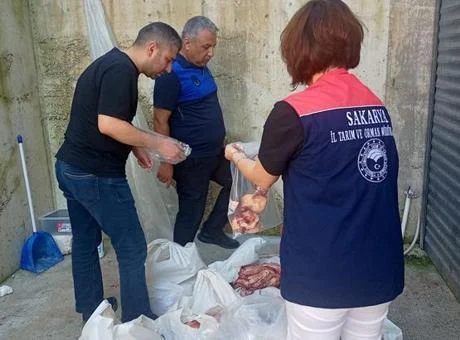 Sakarya’da ele geçirilen 5,5 ton etiketsiz et ürünü imha edildi
