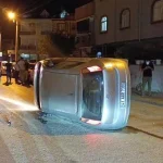Park halindeki araca çarpıp devrilen otomobilin sürücüsü kaza yerinden kaçtı