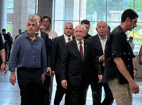 Kılıçdaroğlu, gözaltına alınan komedyen Deniz Göktaş’a destek için adliyeye gitti