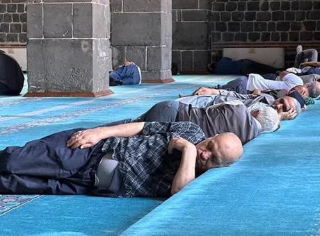 Vatandaş serinlemenin yolunu böyle buldu: Hem masrafsız hem serin