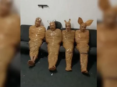 Mahalleliden sıra dışı tuzak! Yakalanan hırsızları koli bandıyla ‘Teletabilere’ benzettiler