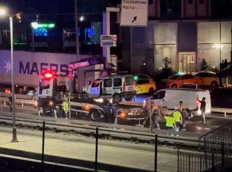 Küçükçekmece’de makas atan sürücü 2 otomobile çarptı; 2 yaralı