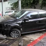 Sürücü direksiyon hakimiyetini kaybetti, otomobil dükkana girdi