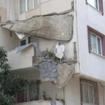 Küçükçekmece’de balkon çöktü: 21 daireli apartman tahliye edildi
