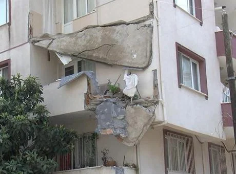 Küçükçekmece’de balkon çöktü: 21 daireli apartman tahliye edildi