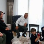 Bakan Kurum’dan depremzede Yusuf ve dedesine ziyaret