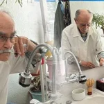 Dükkanına kısa pantolonla gelenler dede oldu: 71 yıldır aynı saatte açarım