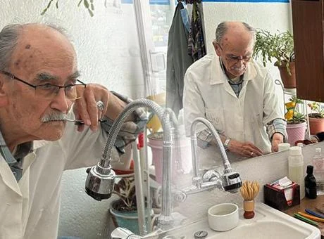 Dükkanına kısa pantolonla gelenler dede oldu: 71 yıldır aynı saatte açarım