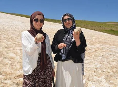 Temmuz ayında kar üstünde piknik keyfi! Sıcaktan kaçanların uğrak noktası