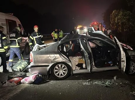 TIR arızalanan otomobile çarptı! 1 çocuk öldü, 3 kişi yaralandı