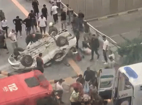 Hatay İskenderun’da feci kaza: Bariyerlere çarpan otomobil devrildi, 2 ölü 3 yaralı