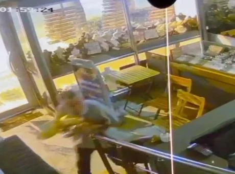 Adana’da ilginç hırsızlık! Yürümekte zorlandı ama vazgeçmedi: Camı kırıp imitasyon takıları çaldı